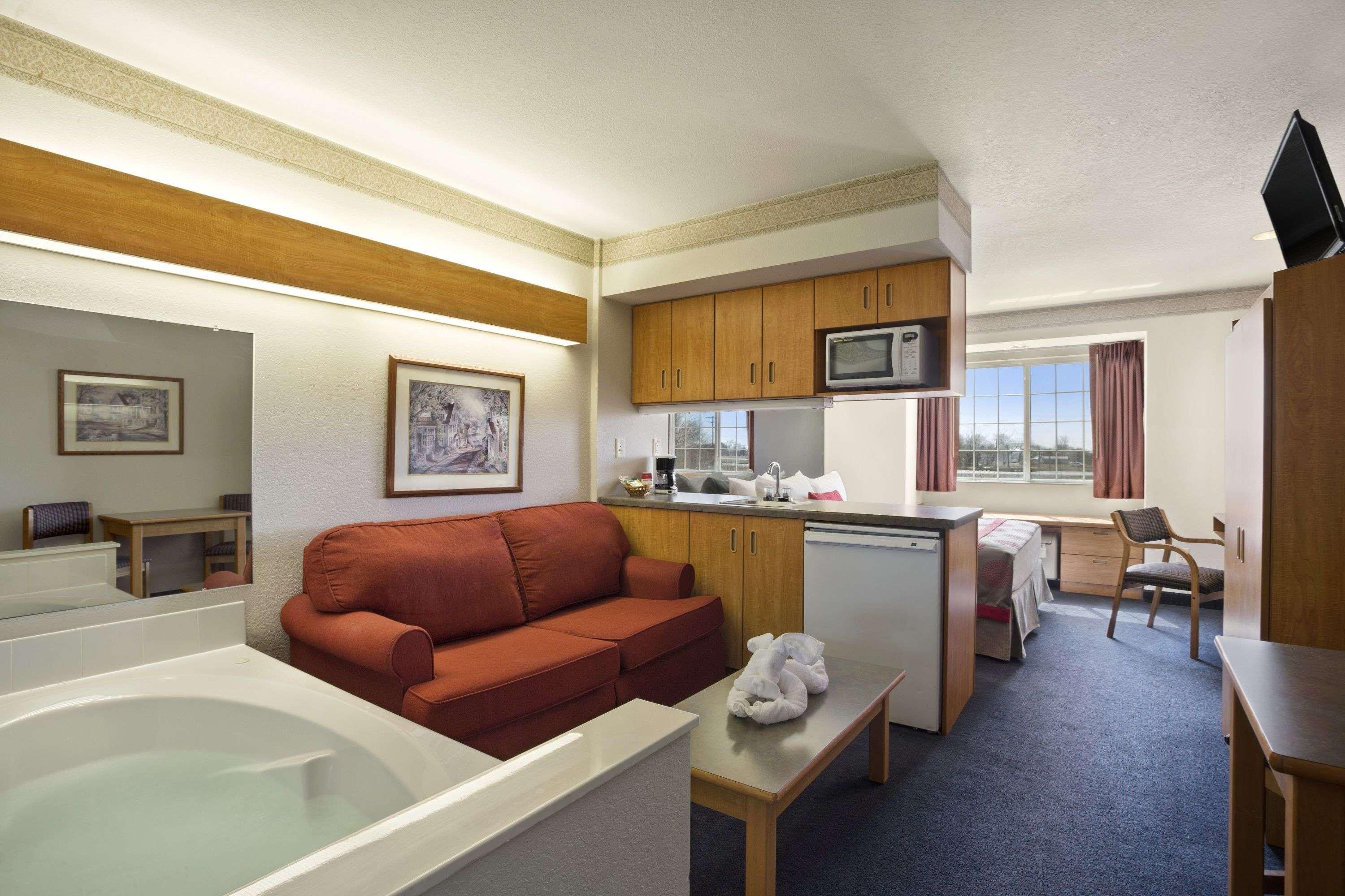 Отель Ramada By Wyndham Bloomington I-55 And I-74 Il Экстерьер фото