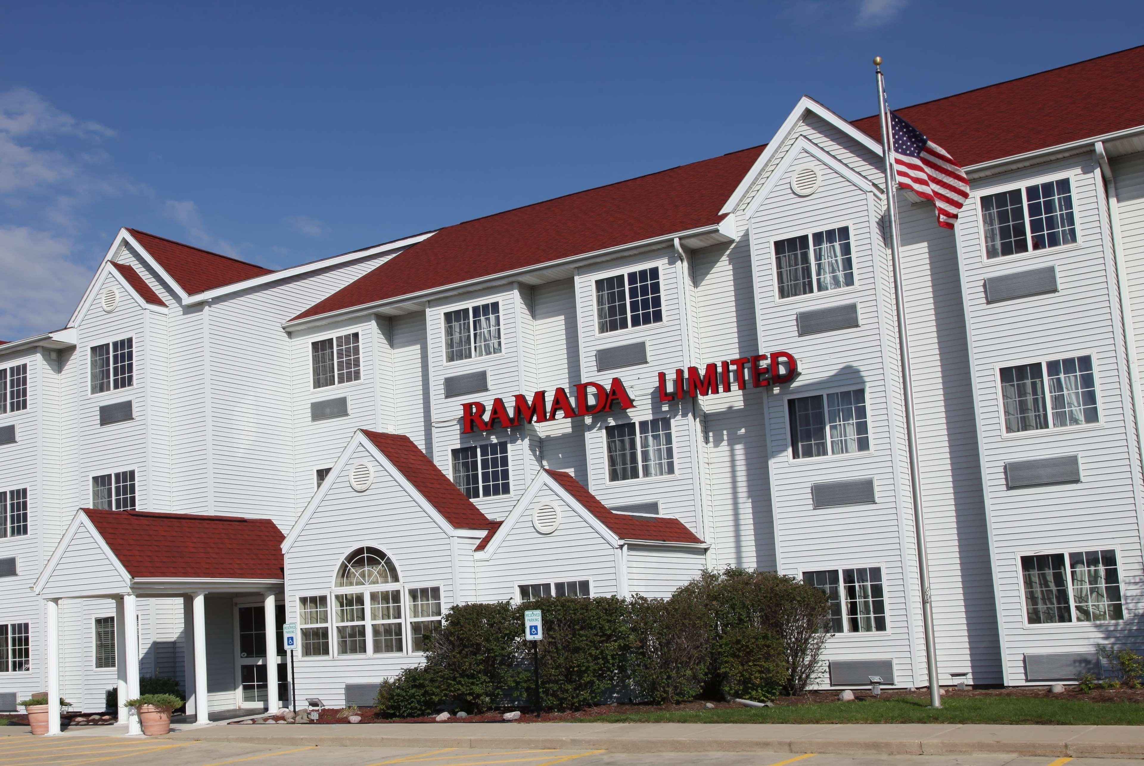 Отель Ramada By Wyndham Bloomington I-55 And I-74 Il Экстерьер фото
