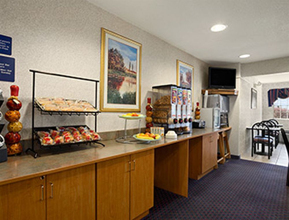 Отель Ramada By Wyndham Bloomington I-55 And I-74 Il Экстерьер фото