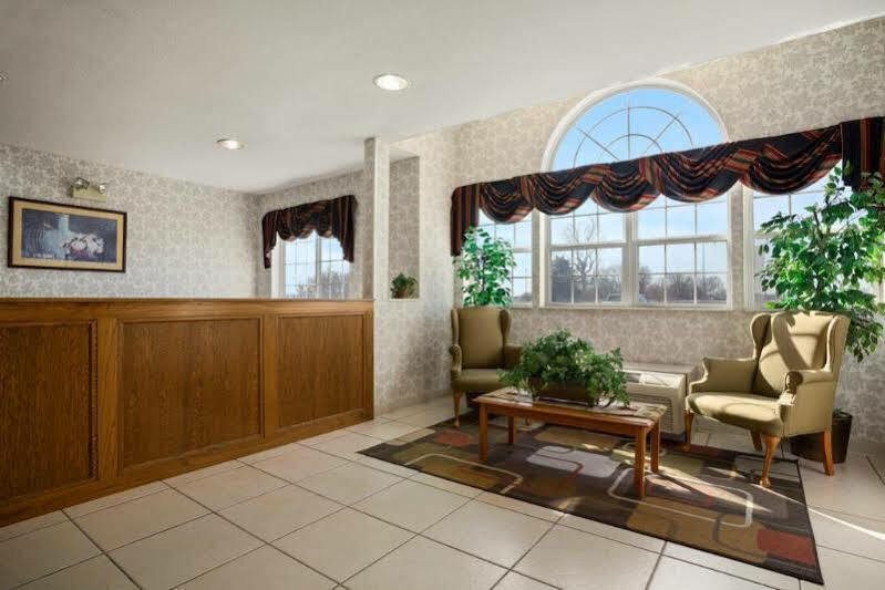 Отель Ramada By Wyndham Bloomington I-55 And I-74 Il Экстерьер фото